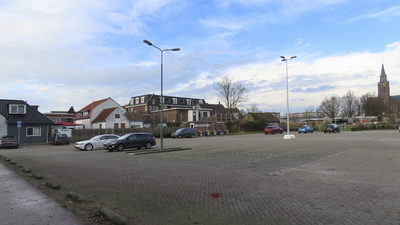 902164 Gezicht over het grote parkeerterrein achter de Meerndijk (links) te De Meern (gemeente Utrecht), met rechts de ...